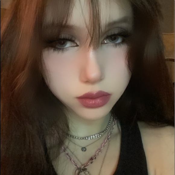 Poshmark profile picture for @rebzyyx
